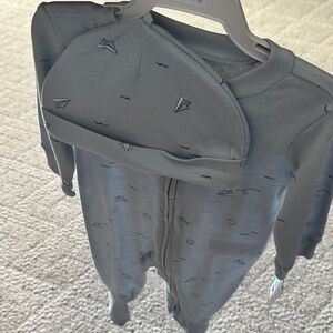 Carter’s Baby boy sleeper 6mths w/cap NWT